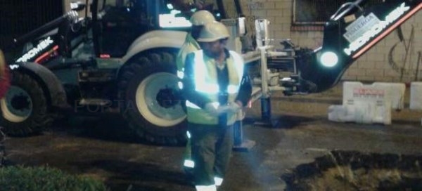 Operarios de Aguas de Valladolid trabajan por la noche para reparar la tubería de la Avenida de Zamora