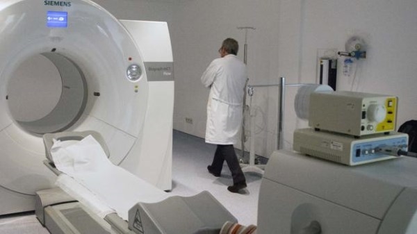 Los casos graves que esperen más de 15 días para una prueba médica irán a un centro privado