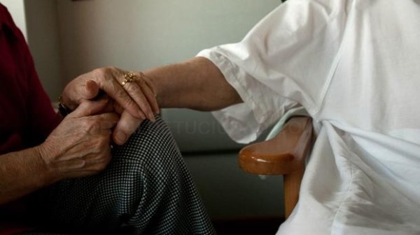 Los enfermos terminales tendrán atención social y sanitaria en su casa «hasta el final»