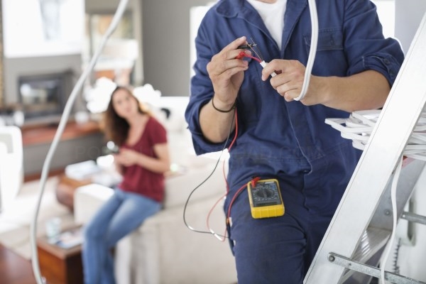 Los peligros de no acudir a un electricista profesional