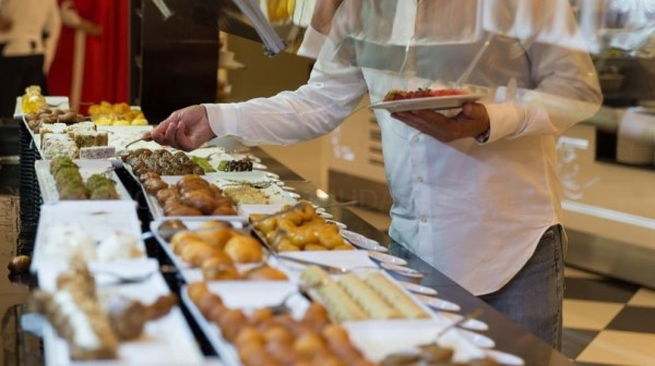 El truco de los hoteles para no perder dinero con el buffet libre