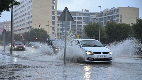 OCU aconseja reclamar en caso de daños por lluvia y granizo como consecuencia de la DANA