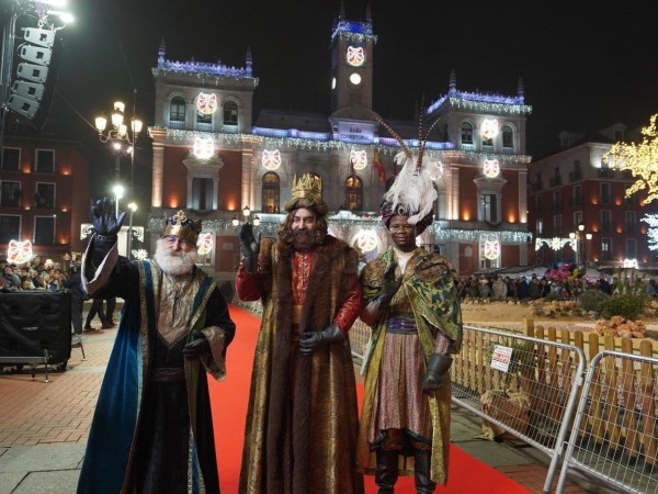 Los motivos navideños tradicionales protagonizan una cabalgata de Reyes Magos que apela a la ilusión de niños y mayores