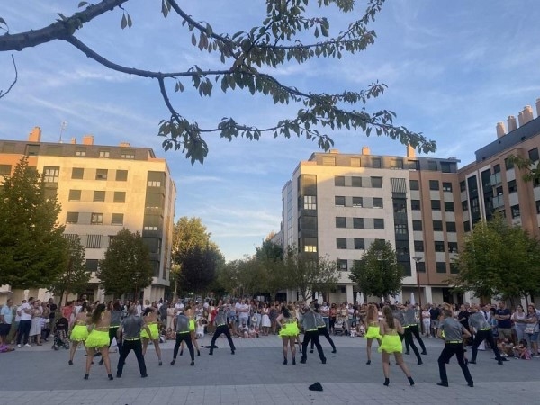 El baile anima las veladas estivales con los programas ‘Plazas en verano’ y ‘Tango a la luz de la luna’