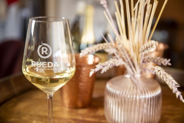 La D.O. Rueda desafía la tendencia mundial: crece en 2025 y reafirma su liderazgo en el vino blanco español