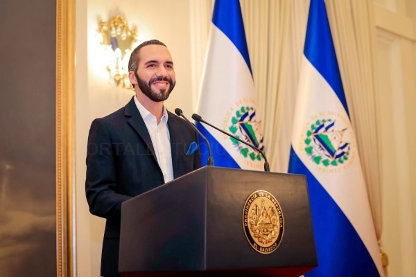 El gobierno de Nayib Bukele sella alianza con xAI y anuncia tutorías con Grok en 5,000 escuelas públicas en El Salvador