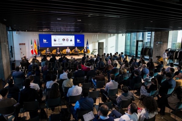 Diego García del Río y Néstor Camarillo analizan inversión y economía en IE University