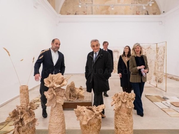 El embajador de Italia en España visita el Museo Patio Herreriano para conocer la exposición de Chiara Camoni