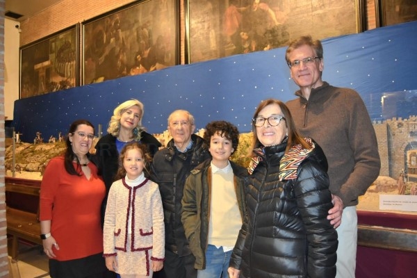 La concejala de Educación y Cultura, Irene Carvajal, visita la tradicional Escenografía de la Pasión de Jesús en la Parroquia de San Lorenzo