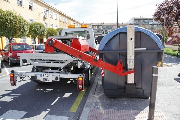El Ayuntamiento de Getafe comienza la instalación de 250 nuevos contenedores adaptados para personas con dificultades de accesibilidad