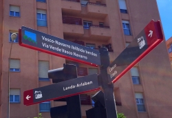 Nuevas señales indicarán el itinerario de la ‘vía verde del Vasco Navarro’ a su paso por la ciudad