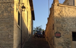 Otro conductor despistado se precipita por las escaleras de San Bartolomé