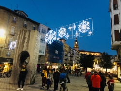 Las luces de Navidad ya ambientan las calles vitorianas