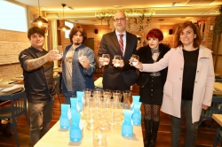 ‘Tantaka’, una campaña para animar a la hostelería alavesa a servir el agua en jarra de cristal
