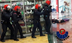 Simulacro de un incidente violento con múltiples víctimas, en un centro comercial de Vitoria-Gasteiz
