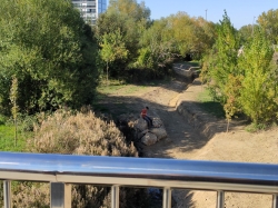 La Agencia vasca del Agua construye un doble cauce en el río Santo Tomás en el barrio de Arkaiate