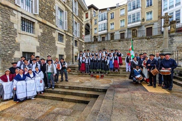200 Dantzaris salen a la calle mañana sábado en Vitoria-Gasteiz