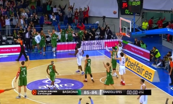 El Baskonia comienza la Euroliga con una victoria agónica en el Buesa Arena ante el Anadolu Efes