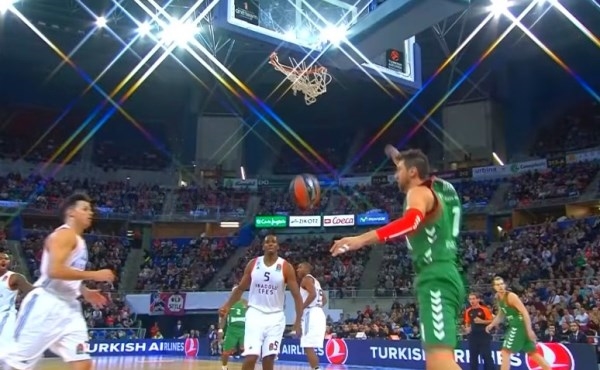 El Baskonia comienza la Euroliga con una victoria agónica en el Buesa Arena ante el Anadolu Efes