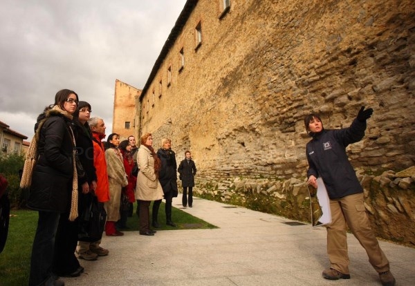 Visitas guiadas al cementerio, rutas temáticas, talleres, cultura y enogastronomía