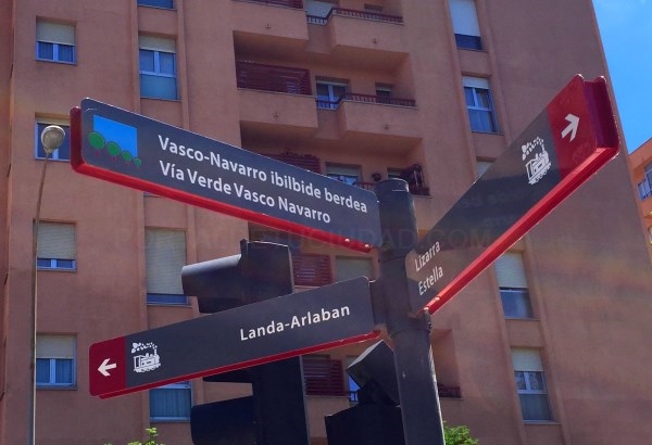 Nuevas señales indicarán el itinerario de la ‘vía verde del Vasco Navarro’ a su paso por la ciudad