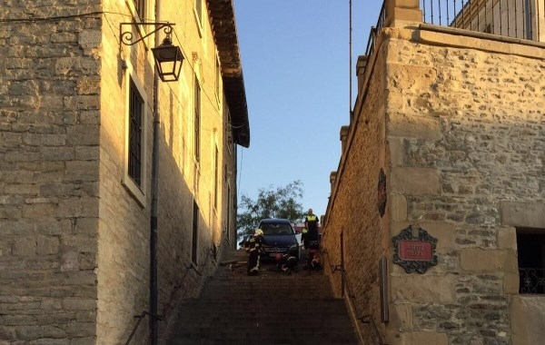 Otro conductor despistado se precipita por las escaleras de San Bartolomé