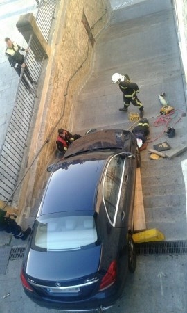 Otro conductor despistado se precipita por las escaleras de San Bartolomé