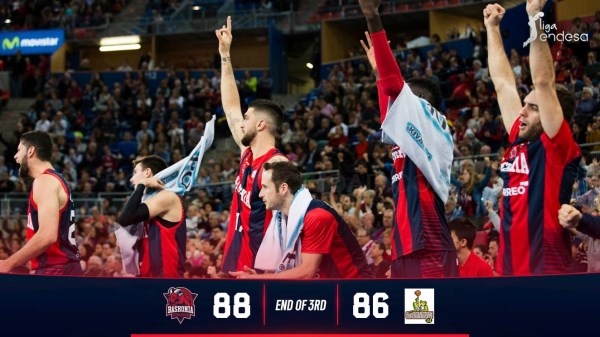 El Baskonia gana el primer derbi de la temporada en el último segundo