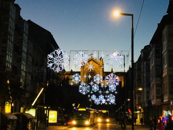 Las luces de Navidad ya ambientan las calles vitorianas