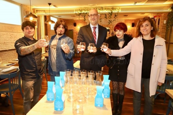 ‘Tantaka’, una campaña para animar a la hostelería alavesa a servir el agua en jarra de cristal
