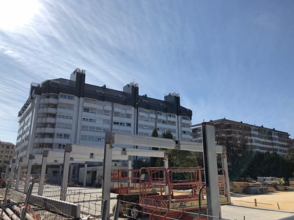 Se está colocando la Pérgola de la Plaza de Santa Bárbara