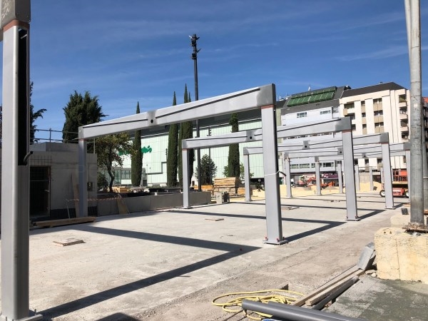 Se está colocando la Pérgola de la Plaza de Santa Bárbara