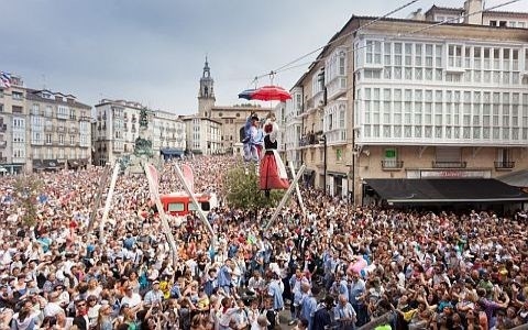 Edurne y Celedon Txiki han bajado por primera vez a la Plaza de la Virgen Blanca