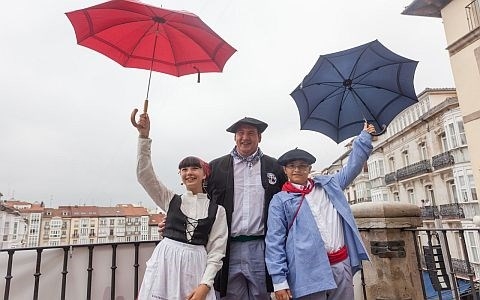 Edurne y Celedon Txiki han bajado por primera vez a la Plaza de la Virgen Blanca