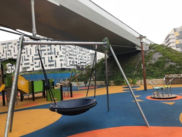 Nueva zona de juegos infantiles naturalizada en Zabalgana