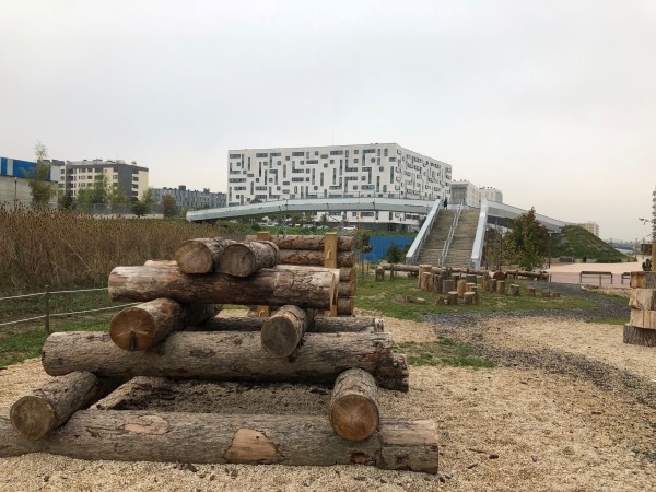 Nueva zona de juegos infantiles naturalizada en Zabalgana
