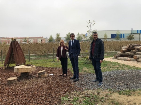 Nueva zona de juegos infantiles naturalizada en Zabalgana