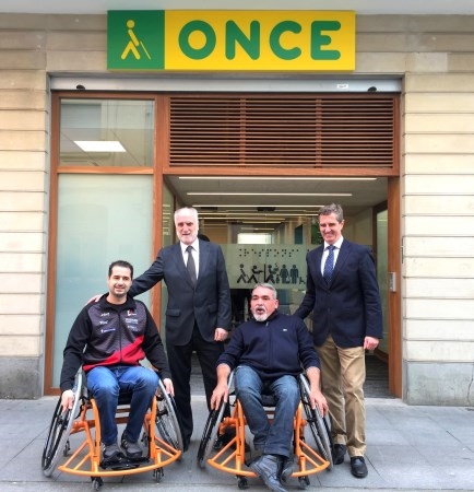 Dos nuevas sillas de ruedas para promover el baloncesto adaptado en el CD Zuzenak