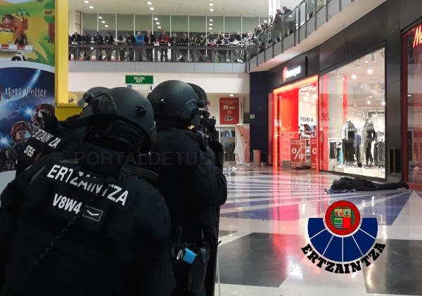 Simulacro de un incidente violento con múltiples víctimas, en un centro comercial de Vitoria-Gasteiz