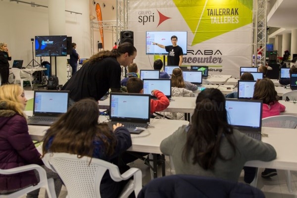 La población de Euskadi dedicó en 2018 más tiempo al trabajo y formación y al cuidado personal