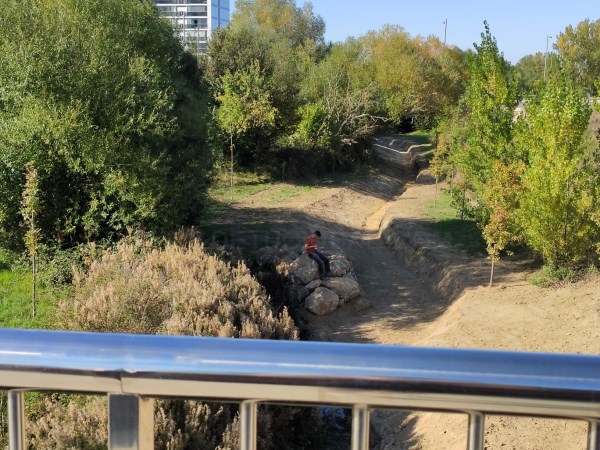 La Agencia vasca del Agua construye un doble cauce en el río Santo Tomás en el barrio de Arkaiate
