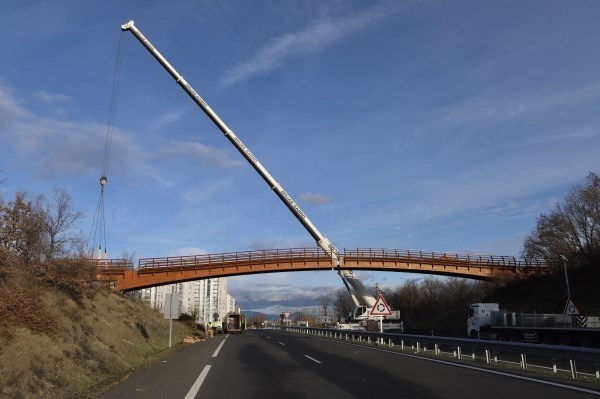 Ya está colocada la pasarela peatonal de madera que une Zabalgana y el bosque de Armentia