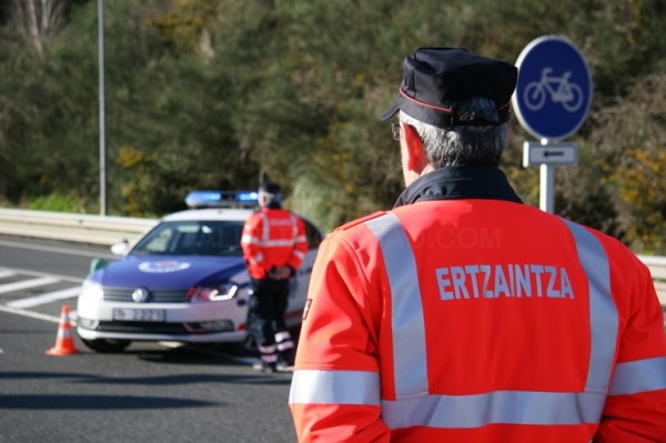 Ertzaintza y Policías Locales continúan con los controles para impedir desplazamientos de fin de semana