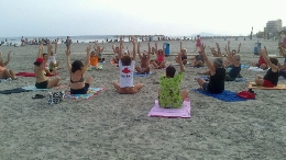 Actividades en las Playas: Gimnasia de Mantenimiento Municipal y Talleres Aquagym y Yoga de Cruz Roja