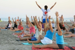 Actividades en las Playas: Gimnasia Mantenimiento Municipal y Talleres Nordic Walking, Aquagym y Yoga de Cruz Roja