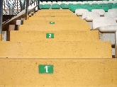 A un escalón de primera