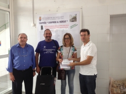 La clienta del mercado de abastos agraciada con el carro del mes de septiembre, recibe su premio