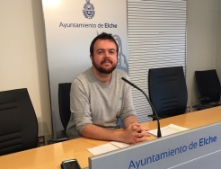 El edil de Parques y Jardines recrimina al anterior gobierno del PP que destinara casi 215.000 a maceteros en vez de invertirlos en empleo.