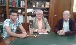 El Alcalde recibe al campeón de España de Pesca Sub23, el crevillentino Cristian Carreres