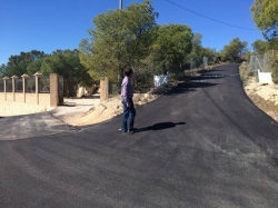 La Diputación Provincial de Alicante ejecuta el reasfaltado del camino de San Isidro, en la partida de San Antonio de la Florida